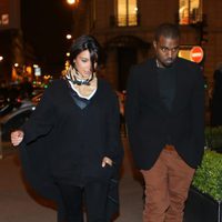 Kim Kardashian y Kanye West pasean por París tras anunciar que serán padres
