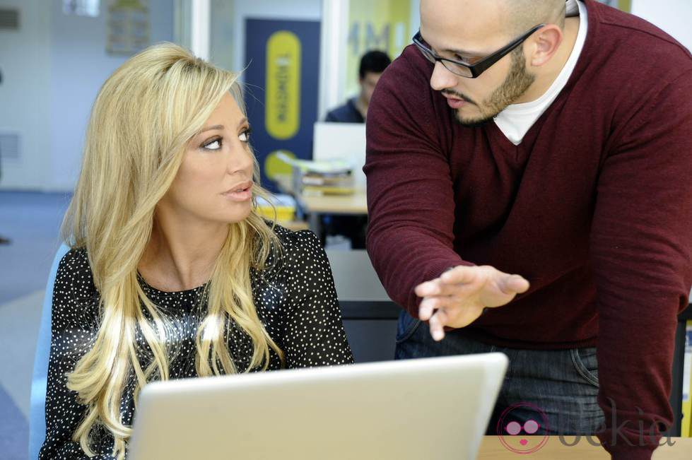 Belén Esteban recibiendo instrucciones en su nuevo trabajo