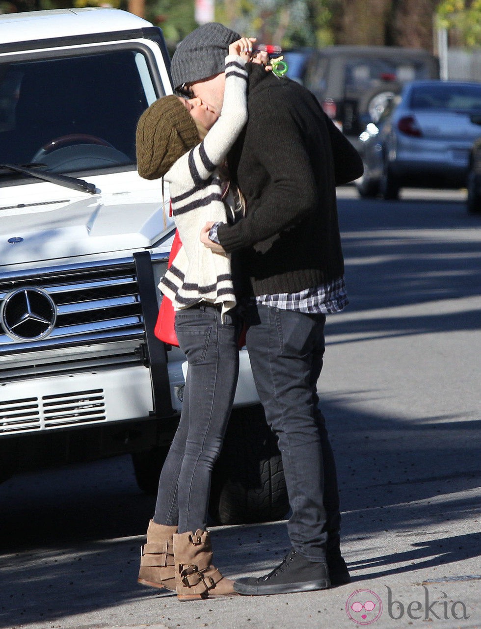 Ashley Tisdale besa a su pareja Christopher French