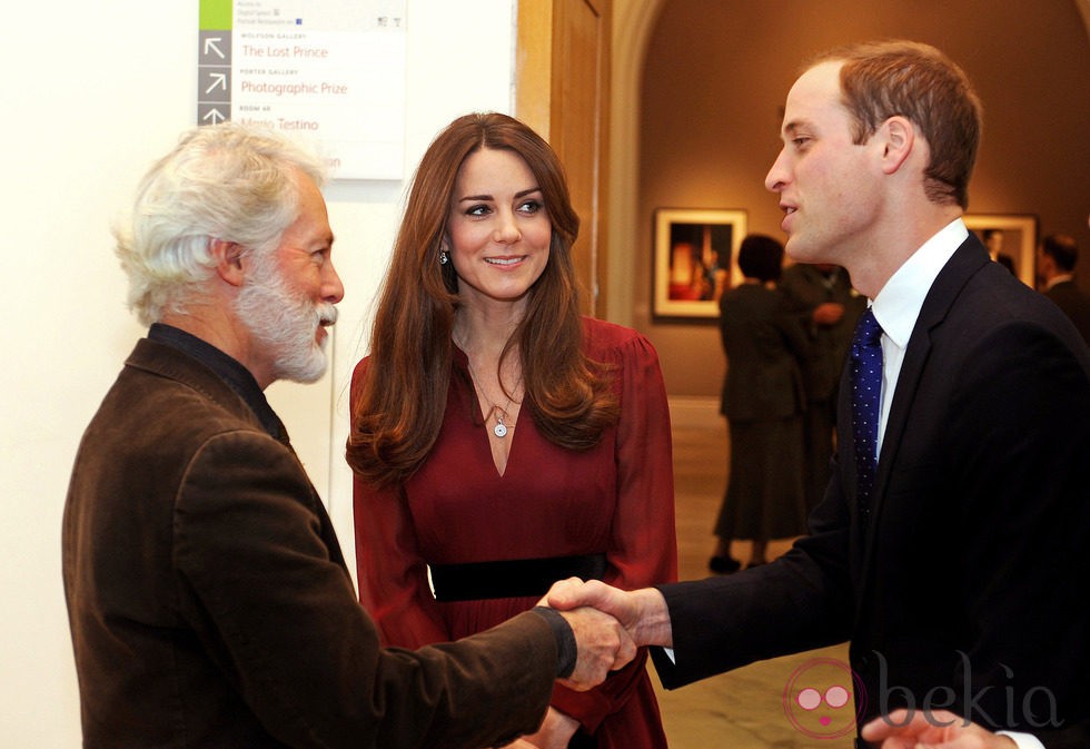 Los Duques de Cambridge saludan al autor del retrato de Kate Middleton