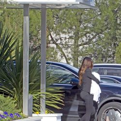 Romina Belluscio sale de la clínica con su hijo Enzo en brazos