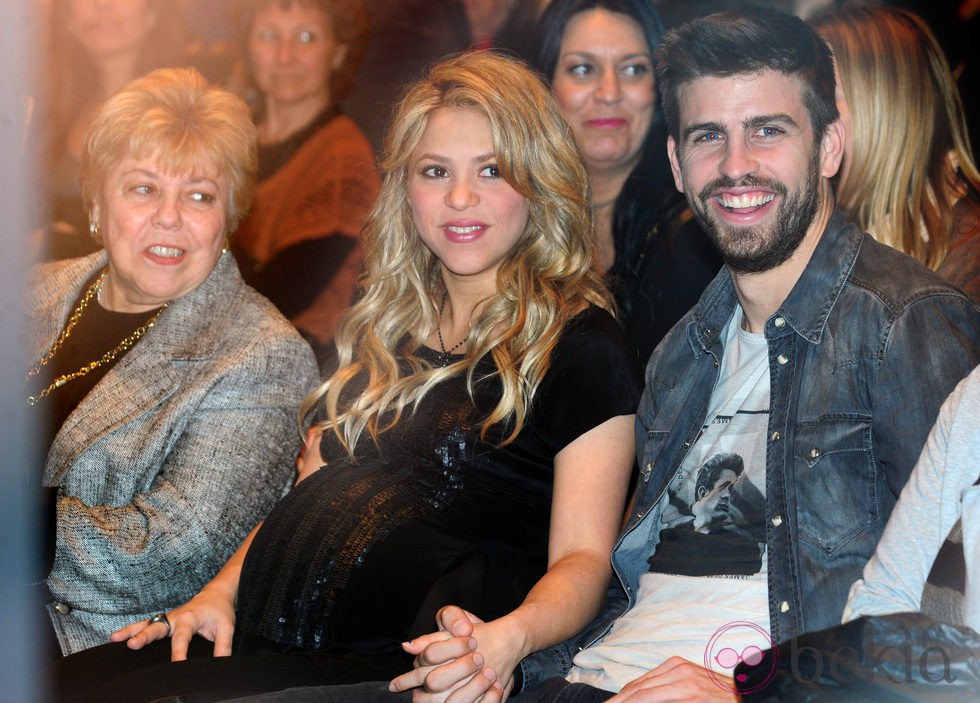 Gerard Piqué y Shakira con su madre en la presentación del libro de William Mebarak