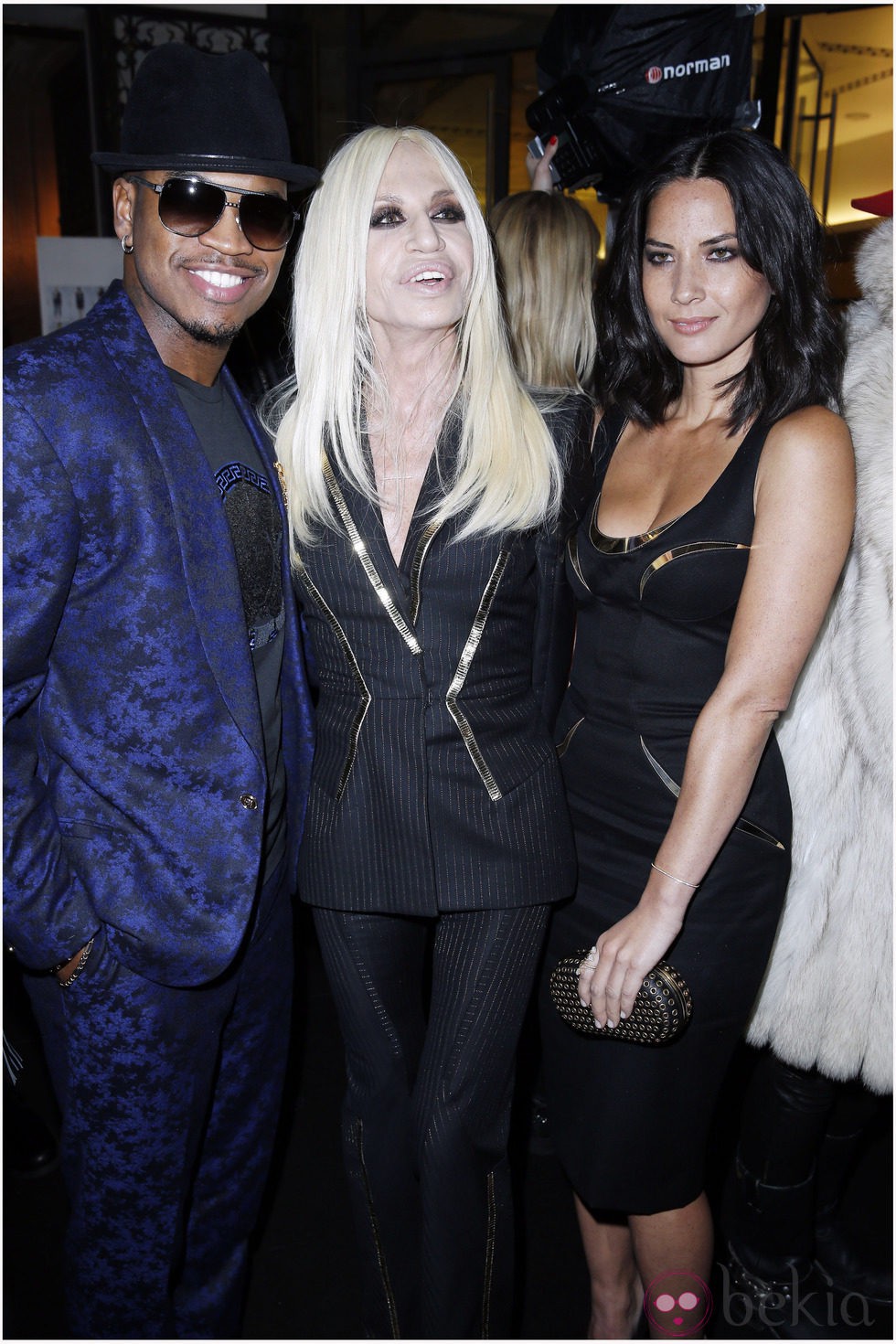 Ne-Yo, Donatella Versace y Olivia Munn en la Semana de la Moda de París otoño/invierno 2013/2014