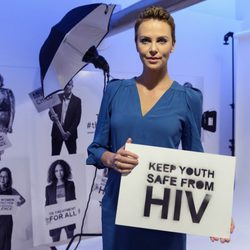 Charlize Theron recibe un premio por su labor social