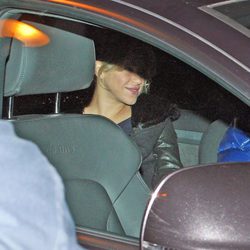 Shakira entrando a la clínica para dar a luz