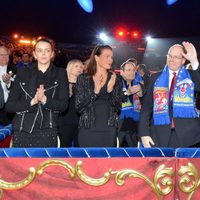 Pauline Ducruet, Estefanía de Mónaco, los Príncipes Alberto y Charlene y Pierre Casiraghi en la clausura del Festival de Circo de Monte-Carlo 2013