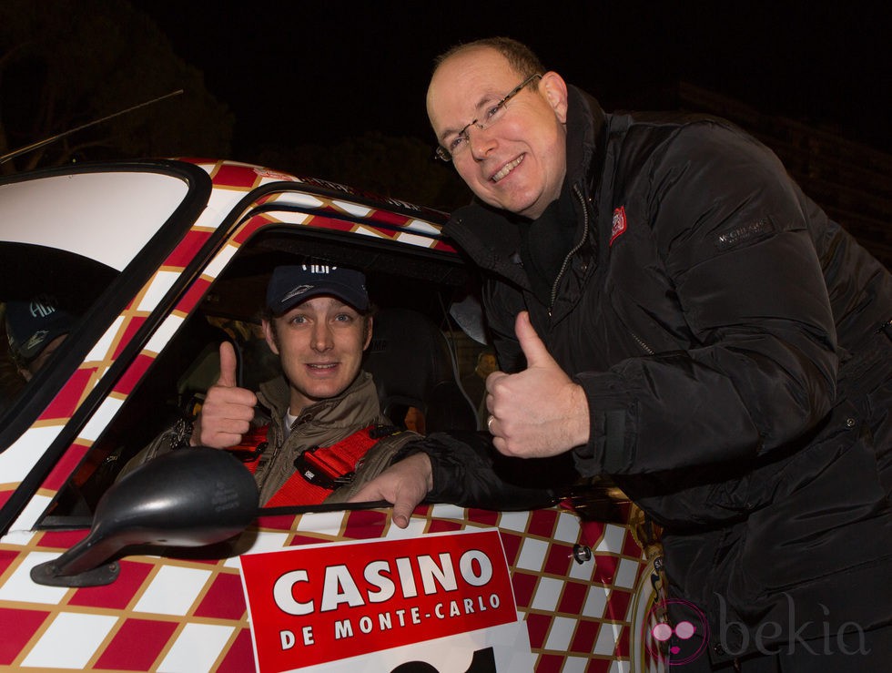 Alberto de Mónaco desea suerte a Pierre Casiraghi en el Rally Histórico de Monte-Carlo