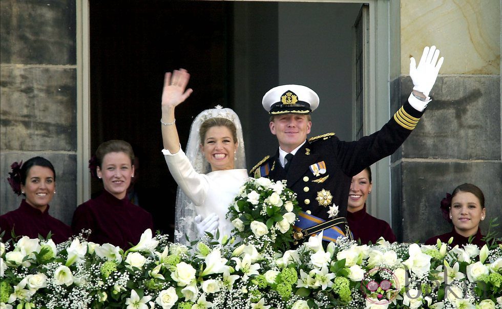 Guillermo y Máxima de Holanda saludan tras su boda en 2002