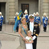 Guillermo y Máxima de Holanda con la Princesa Amalia en la boda de Victoria de Suecia