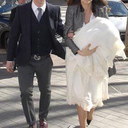Guti y Romina Belluscio con su bebé en brazos en el bautizo de Enzo
