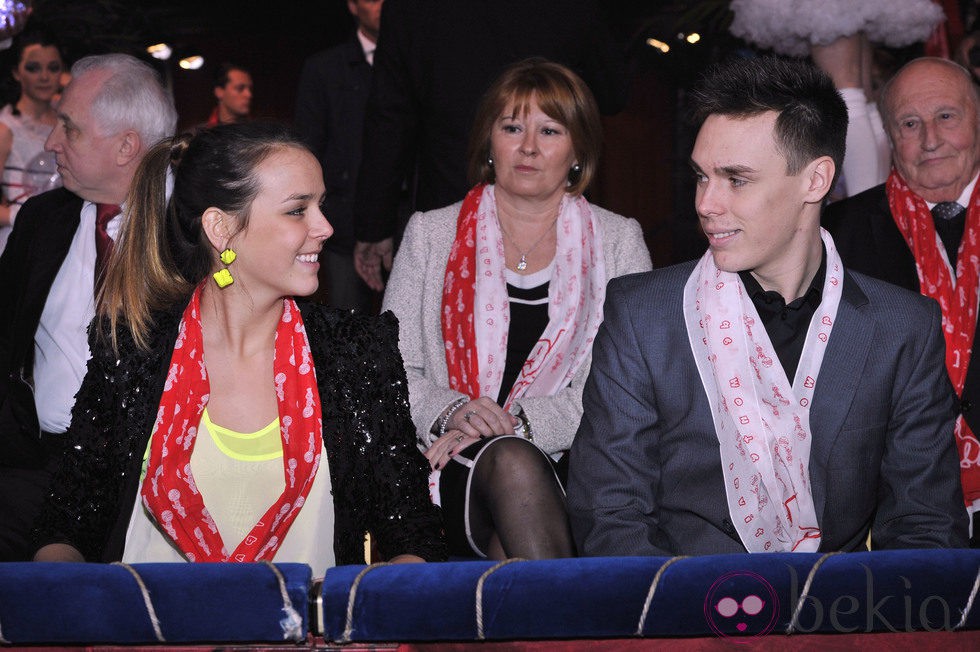 Pauline y Louis Ducruet se dedican una sonrisa