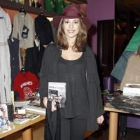 Silvia Alonso en un mercadillo solidario