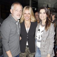 Jordi Rebellón, Marta Robles y Elia Galera en un mercadillo solidario