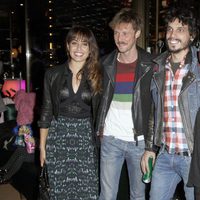 Hiba Abouk, Eloy Azorín y Silvia Alonso en un mercadillo solidario