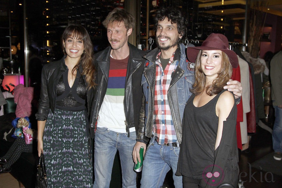 Hiba Abouk, Eloy Azorín y Silvia Alonso en un mercadillo solidario