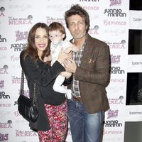Jesús Olmedo y Nerea Garmendia con la pequeña Nerea en un mercadillo solidario