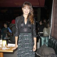 Hiba Abouk en un mercadillo solidario