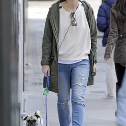 Tania Llasera paseando a su perra