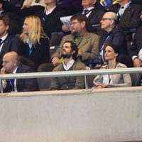 El Príncipe Daniel, Carlos Felipe de Suecia y Sofia Hellqvist en un partido de fútbol