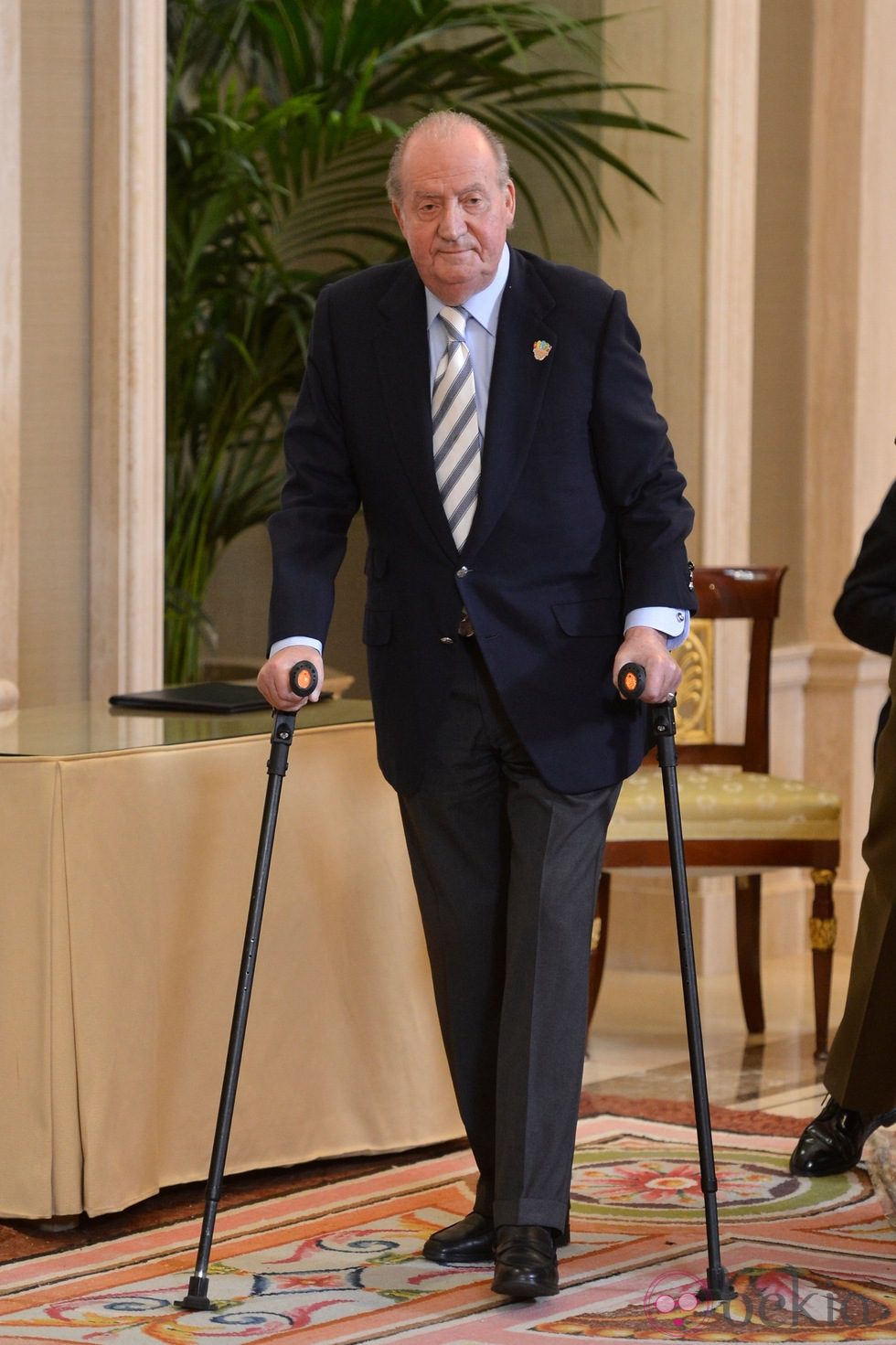 El Rey Juan Carlos con muletas en la audiencia a la Selección Nacional de Balonmano