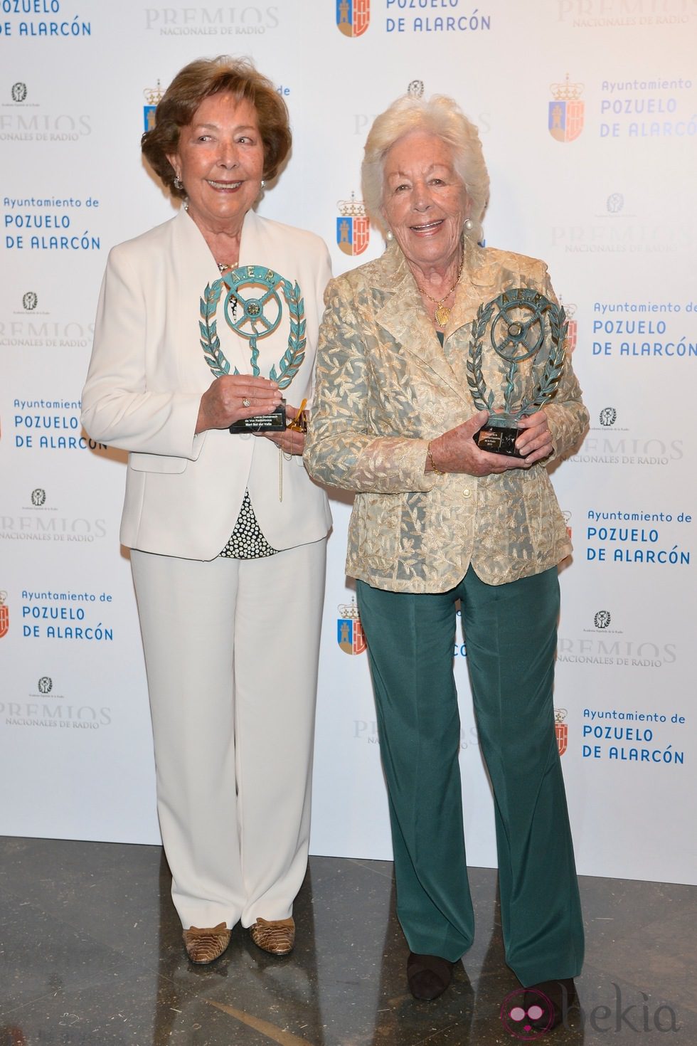 Marisol y Menchu Álvarez del Valle con su Premio Nacional de Radio