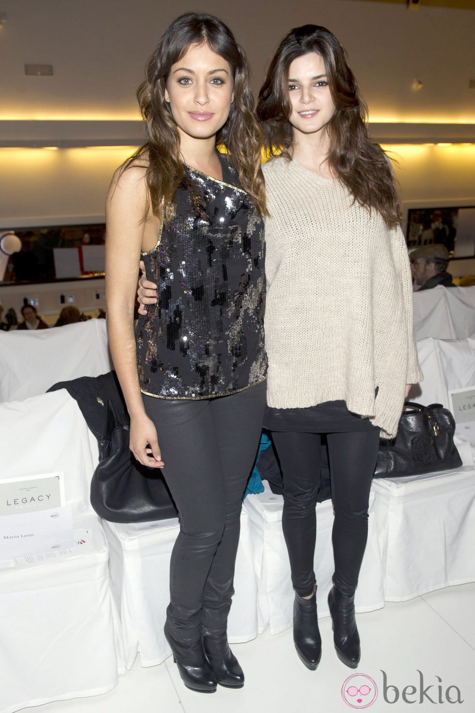 Hiba Abouk y Clara Lago en el desfile de Antonio García