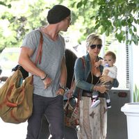 Elsa Pataky, con India Rose en brazos, y Chris Hemsworth en Santa Mónica