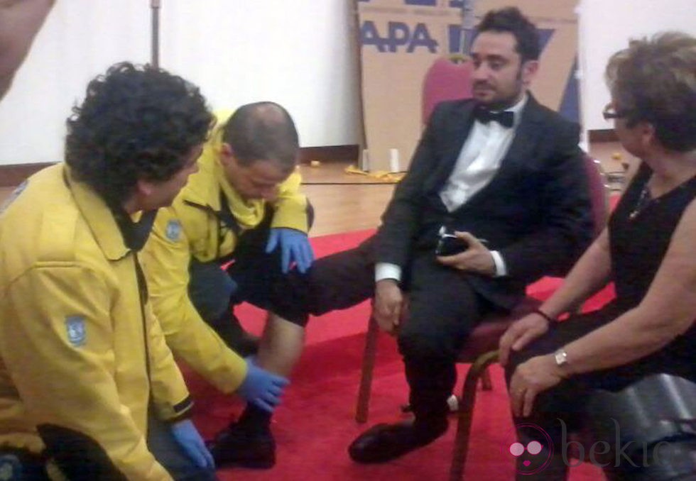 Juan Antonio Bayona, atendido por los médicos tras los Goya 2013