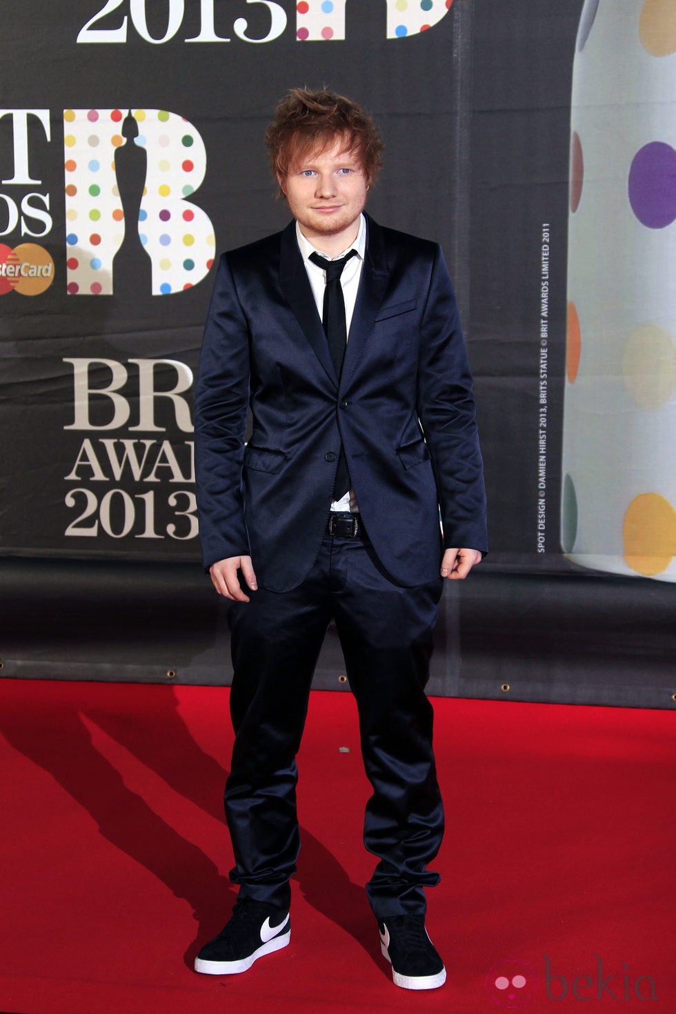 Ed Sheeran en la alfombra roja de los Brit Awards 2013