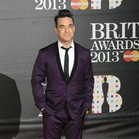 Robbie Williams en la alfombra roja de los Brit 2013