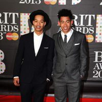 Rizzle Kicks en la alfombra roja de los Brit Awards 2013