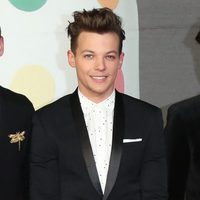 Louis Tomlinson en la alfombra roja de los Brit Awards 2013