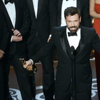 Ben Affleck recoge el Oscar 2013 a Mejor película por 'Argo'