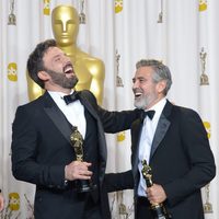 Ben Affleck y George Clooney con sus galardones en la ceremonia de los Oscar 2013