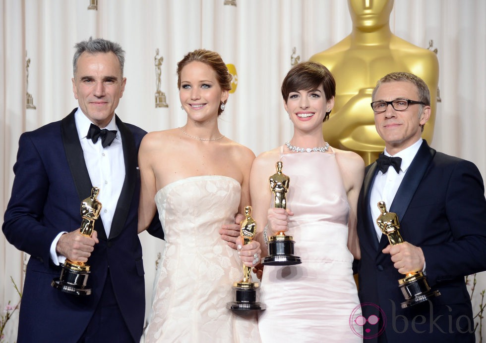 Daniel Day-Lewis, Jennifer Lawrence, Anne Hathaway y Christoph Waltz posando con sus Oscar 2013