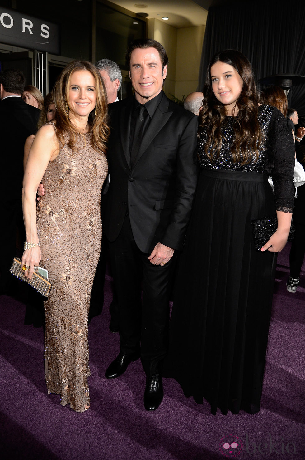 John Travolta y Kelly Preston con su hija en la fiesta Governors Ball tras los Oscar 2013