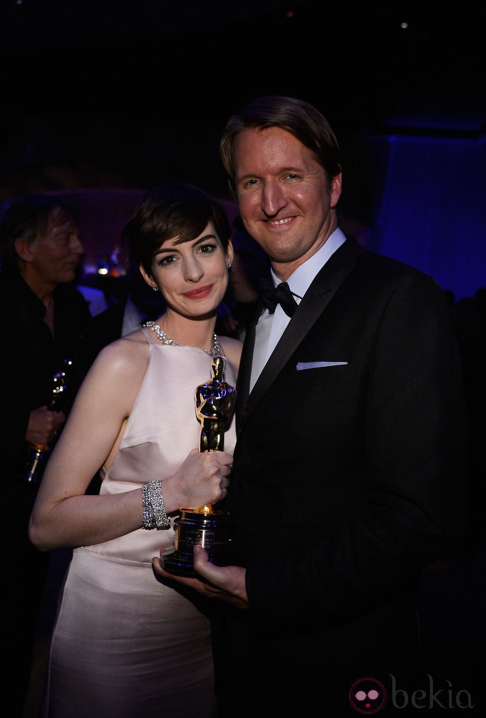 Anne Hathaway y Tom Hoopper en la fiesta Governors Ball tras los Oscar 2013