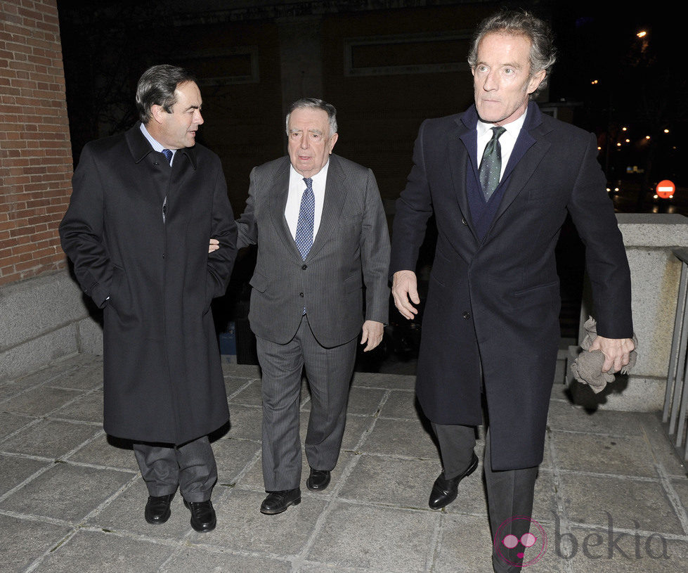 José Bono, Luis María Ansón y el Duque de Alba en el funeral de María Gamboa