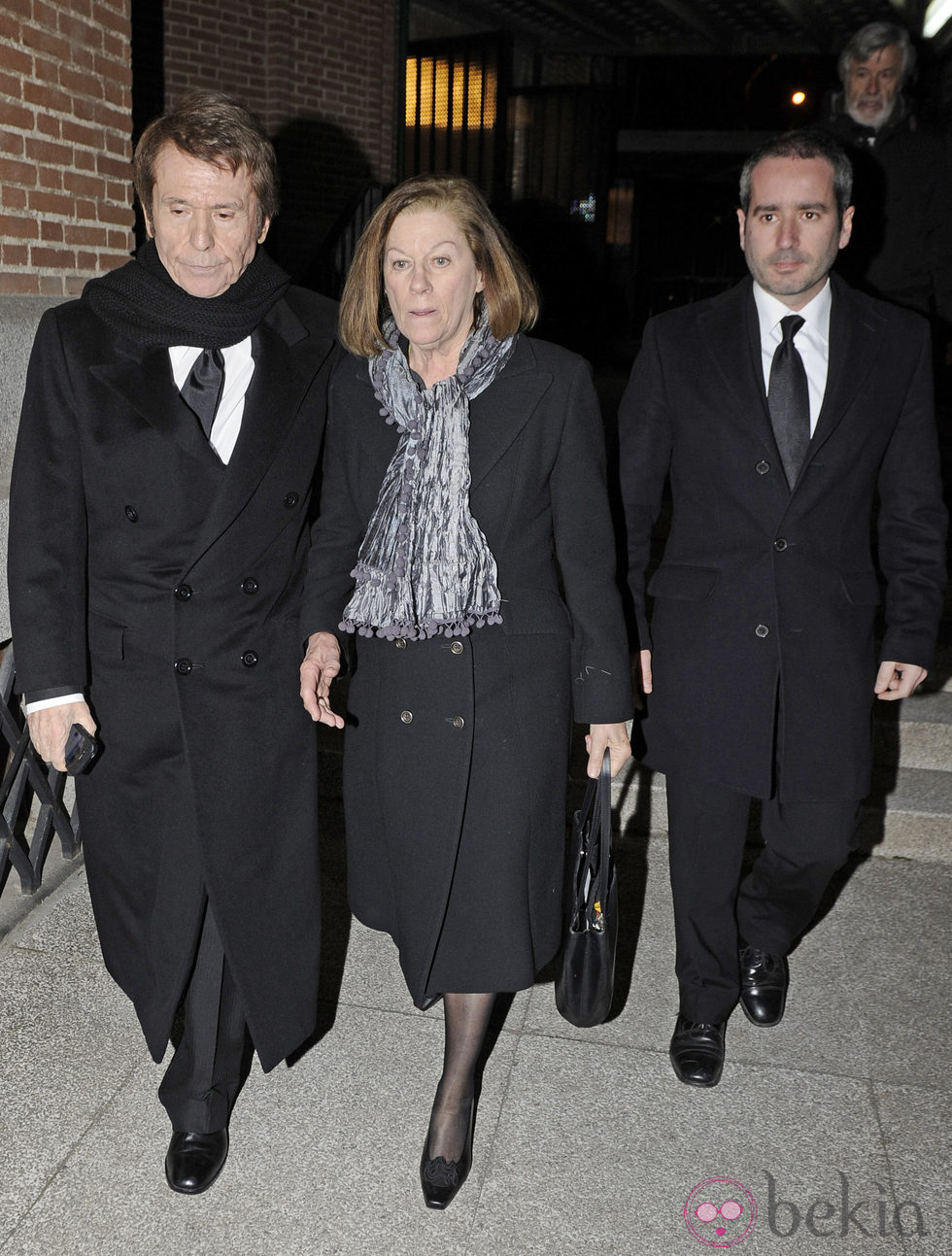 Raphael, Natalia Figueroa y Jacobo Martos en el funeral de María Gamboa Moreno