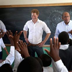 El Príncipe Harry en clase con unos niños en Lesotho