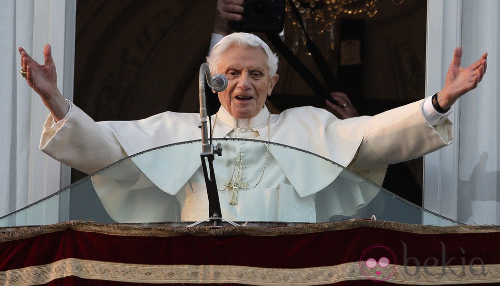 Benedicto XVI se despide desde el balcón del Palacio de Castel Gandolfo