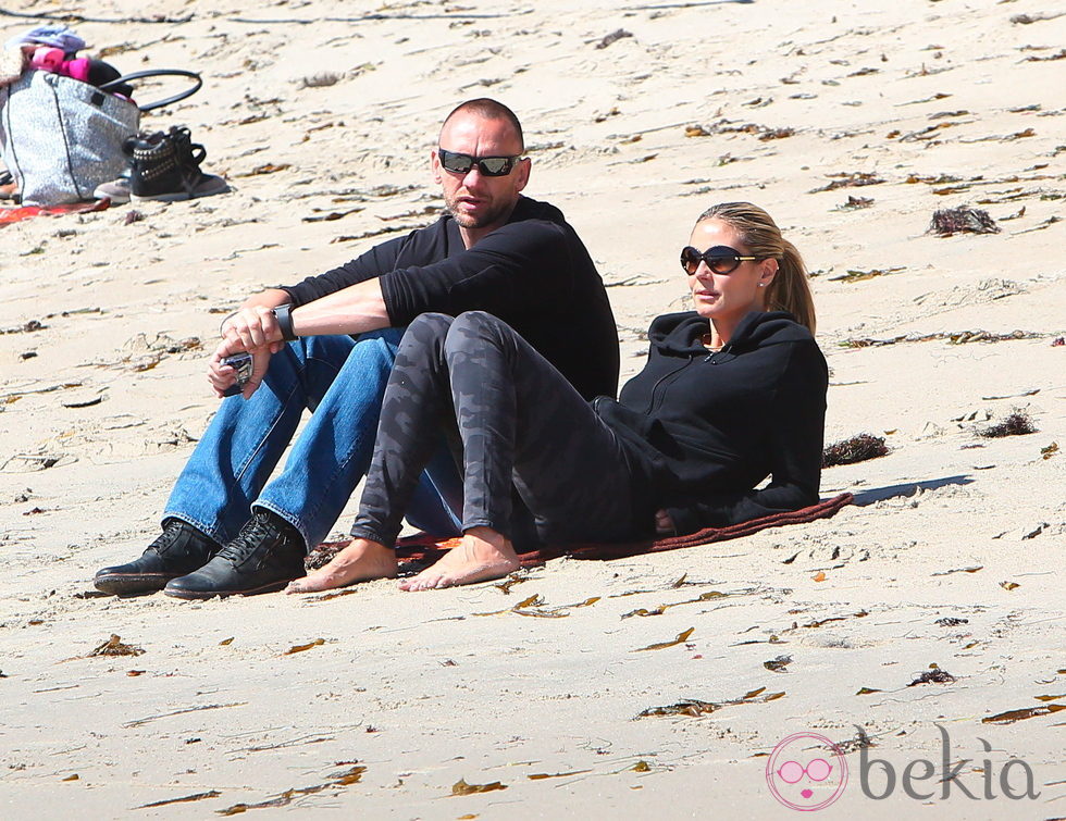 Heidi Klum y Martin Kristen en una playa de Malibú