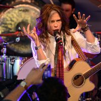 Steven Tyler actuando en la fiesta solidaria de John Varvatos en Los Ángeles