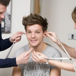 Louis Tomlinson midiéndose para su figura de cera