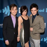 Andy Mientus, Krysta Rodriguez y Wesley Taylor en la 24 edición anual de los GLAAD Media Awards
