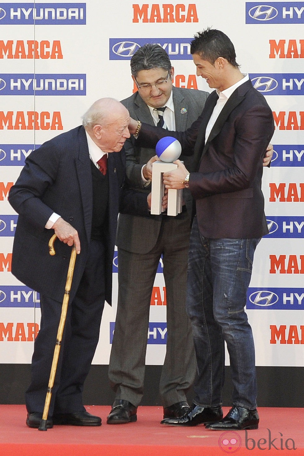 Alfredo Di Stéfano entrega un premio a Cristiano Ronaldo en la 75 edición de los Premios Marca