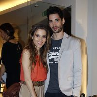 Ana Fernández y Santiago Trancho en una fiesta de moda