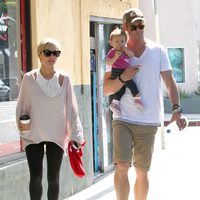 Elsa Pataky y Chris Hemsworth pasean con India Rose por Los Angeles
