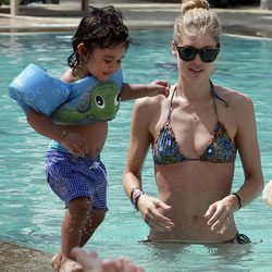 Doutzen Kroes con su hijo Phyllon James jugando en una piscina de Miami
