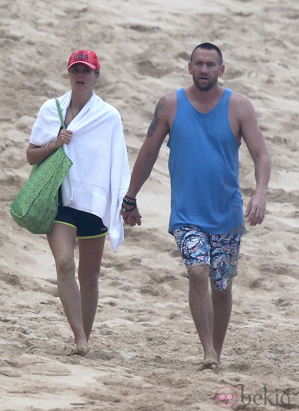 Heidi Klum y Martin Kristen paseando por una playa de Hawai